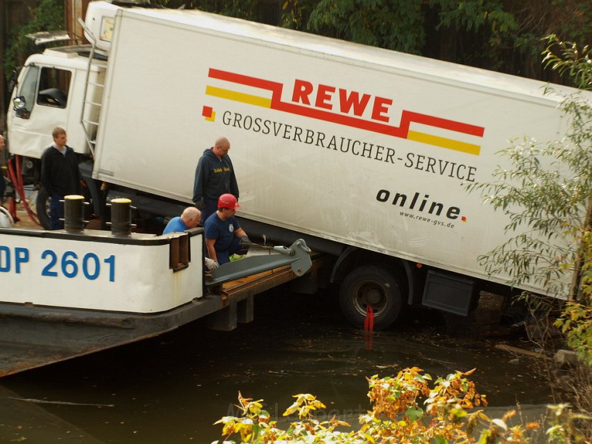LKW faehrt in den Rhein Langel Hitdorf Faehre P280.JPG